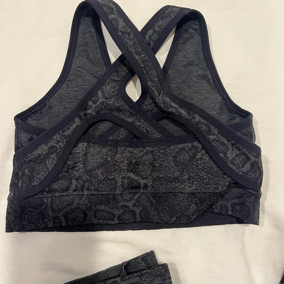 Gymshark Black/Gray Workout Set - Picture 2 of 3